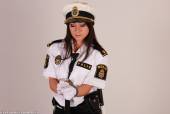 CuffedinUniform Melissa - Poliskvinnan gets hogcuffed - set 313-z74cg0s1sv.jpg