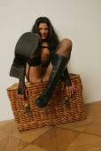  Isabella - Surprise in a wicker chest-t77g3aaal0.jpg