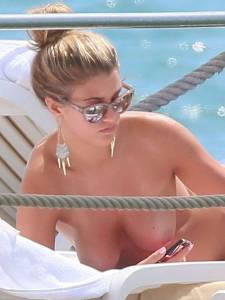 Amy Willerton â€“ Topless Bikini Candids in Cannes (NSFW)k77nkw8iga.jpg