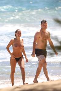 Lara Bingle â€“ Topless Bikini Candids in Hawaii-n77w1ia17b.jpg