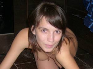Young Brunette Housebound Housewife Amateur  [x75]-v77w10oxa6.jpg