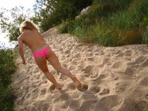 Teens-breasts-panties-holiday-public-beach-room-x56-x77xvg4nhj.jpg