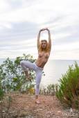 Ariel-Whats-Under-The-Yoga-Pants-2--o7lnh884rg.jpg