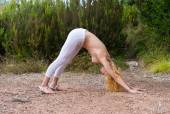Ariel-Whats-Under-The-Yoga-Pants-2--f7lnh8wdcq.jpg